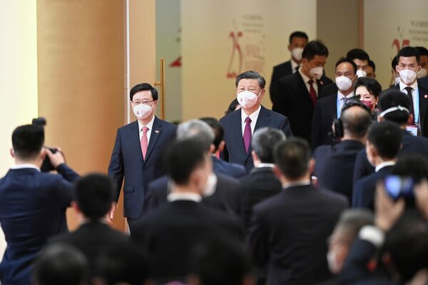 中国国家主席习近平（中）和香港特别行政区第六任行政长官李家超（左）出席香港特别行政区第六届政府就职典礼。 - 俄罗斯卫星通讯社