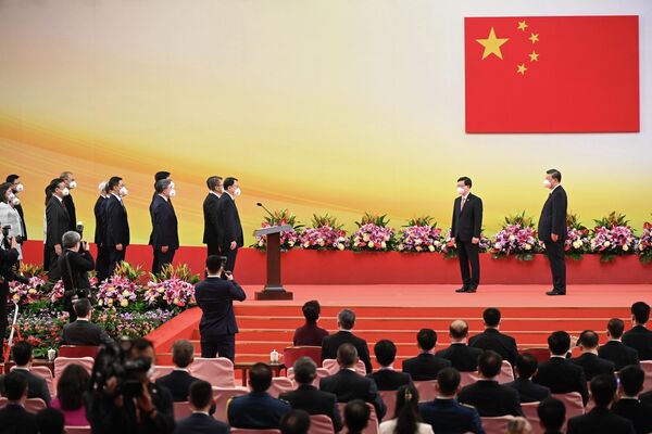 习近平主席（右一）监誓，香港特别行政区第六届政府主要官员在李家超（右二）的带领下宣誓就职。 - 俄罗斯卫星通讯社