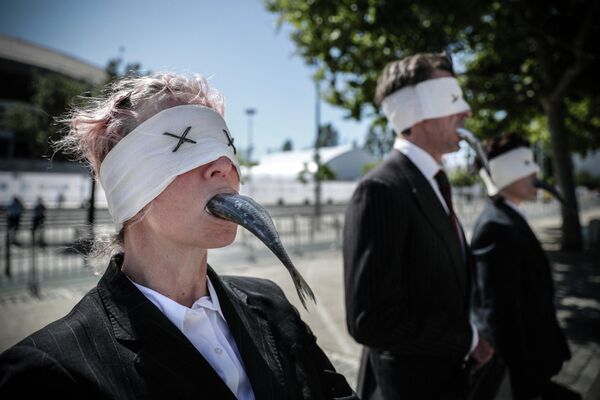 2022年联合国海洋大会于6月27日至7月1日在葡萄牙里斯本举行。2022年6月28日，抗议者在阿尔蒂斯竞技场外，蒙着眼睛，嘴里含着鱼。 - 俄罗斯卫星通讯社