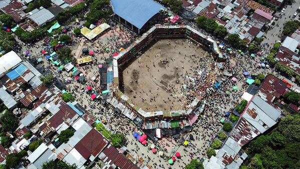 哥倫比亞中部托利馬省埃斯皮納爾市一處鬥牛場的看台2022年6月26日在鬥牛表演期間坍塌，已經確認至少4人死亡、數百人受傷。 - 俄羅斯衛星通訊社
