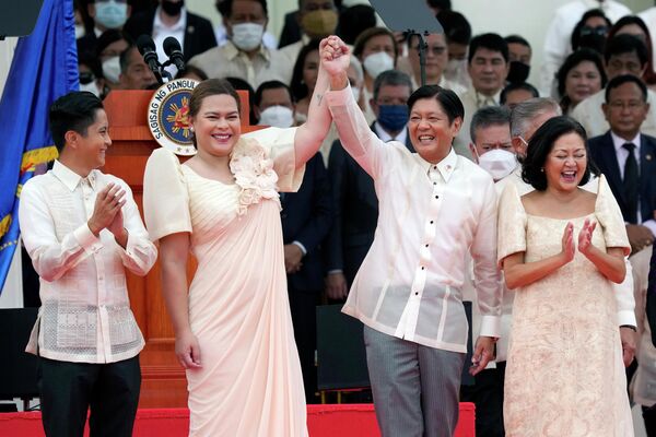 菲律宾新总统费迪南德·罗慕尔德兹·马科斯（中右）6月30日在首都马尼拉正式宣誓就任菲律宾第17任总统。菲律宾前总统罗德里戈·杜特尔特的女儿萨拉·杜特尔特（中左）担任副总统。 - 俄罗斯卫星通讯社