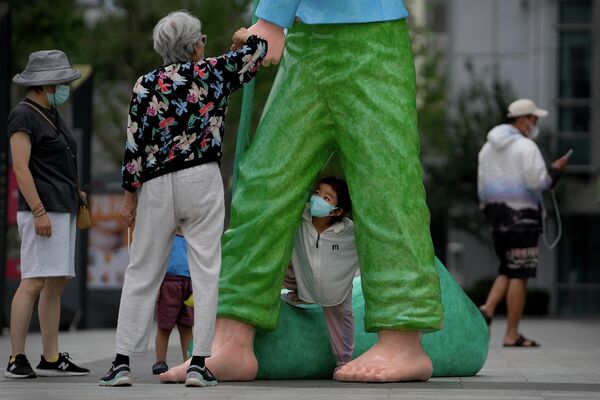 2022年6月28日，北京一個戴著口罩的孩子站在藝術雕塑之間。 - 俄羅斯衛星通訊社