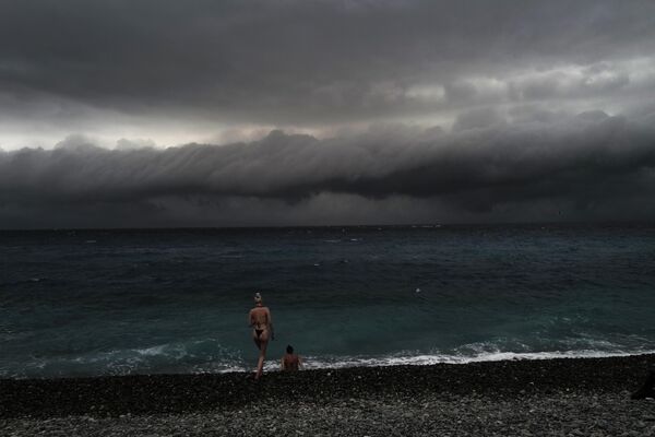 2022年6月28日，法國尼斯，兩名遊客在沙灘眺望風暴。 - 俄羅斯衛星通訊社