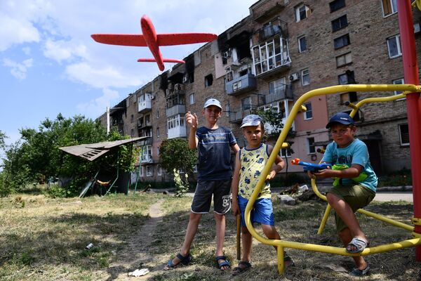沃爾諾瓦哈的孩子們在一棟居民樓附近的操場上玩耍。 - 俄羅斯衛星通訊社
