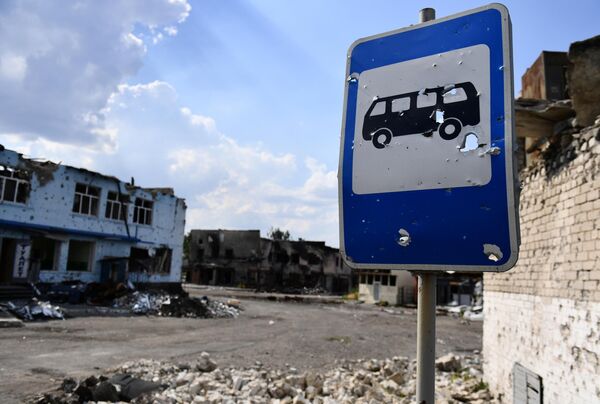 沃尔诺瓦哈部分被损毁的汽车站旁的一块路标牌。 - 俄罗斯卫星通讯社