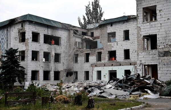 沃尔诺瓦哈的医院在翻修，工人们在清理废墟。 - 俄罗斯卫星通讯社