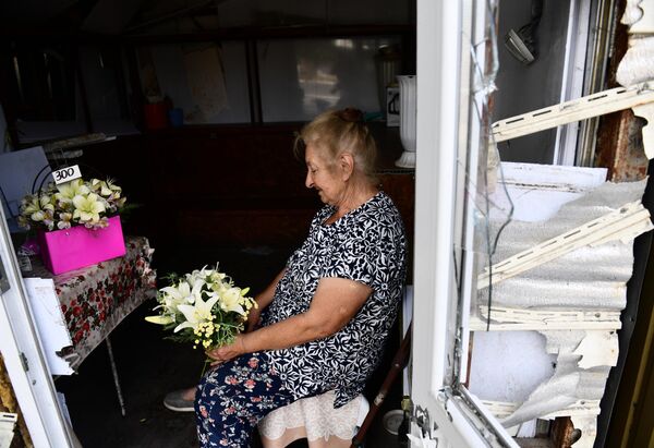 沃尔诺瓦哈的一条街道上，一名卖花的老年妇女。 - 俄罗斯卫星通讯社