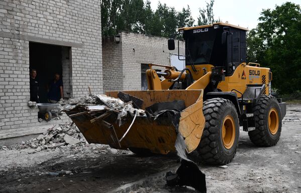 工人们在沃尔诺瓦哈医疗与社会专家委员会大楼内清理废墟。 - 俄罗斯卫星通讯社