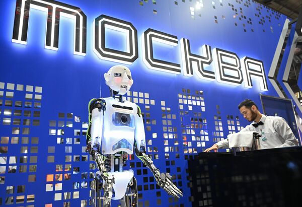 俄羅斯“創新工業-2022”國際工業展覽會在葉卡捷琳堡市國際會展中心開幕舉行。圖為展會上一台名為羅比的只能機器人。 - 俄羅斯衛星通訊社