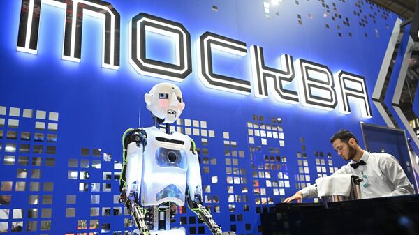 俄羅斯“2022-創新工業”國際工業展覽會在葉卡捷琳堡市國際會展中心開幕舉行。圖為展會上一台名為羅比的只能機器人 - 俄羅斯衛星通訊社
