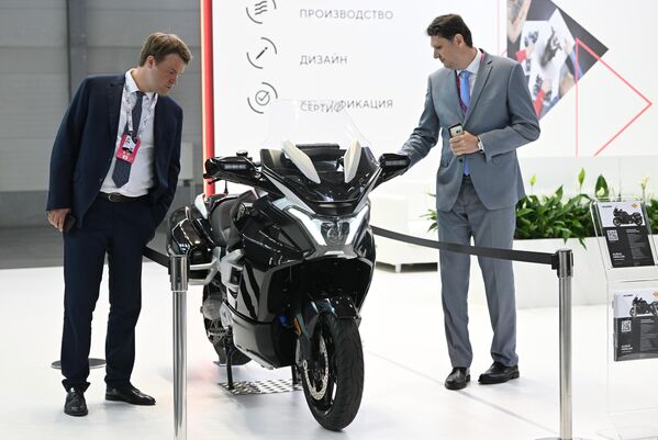 俄罗斯“创新工业-2022”国际工业展览会在叶卡捷琳堡市国际会展中心开幕举行。图为“中央汽车与汽车发动机科研研究院”展出的“奥卢斯”电动摩托车。 - 俄罗斯卫星通讯社