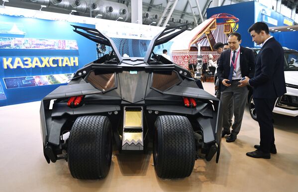 俄罗斯“创新工业-2022”国际工业展览会在叶卡捷琳堡市国际会展中心开幕举行。图为展会中展出的一台蝙蝠侠战车。 - 俄罗斯卫星通讯社