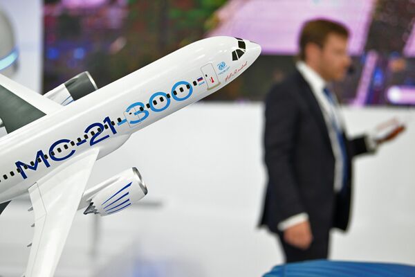 俄羅斯“創新工業-2022”國際工業展覽會在葉卡捷琳堡市國際會展中心開幕舉行。圖為“俄羅斯核能”集團公司展出的MS-21-300客機模型。 - 俄羅斯衛星通訊社