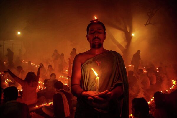 孟加拉国摄影师穆哈迈德·阿姆达德·侯赛因拍摄作品《火焰与希望》。 - 俄罗斯卫星通讯社