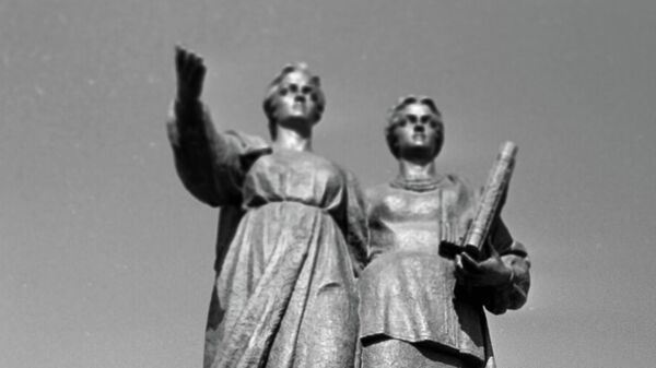 
Монумент, установленный в честь 300-летия воссоединения Украины с Россией в городе Переяслав-Хмельницком.
 - 俄羅斯衛星通訊社