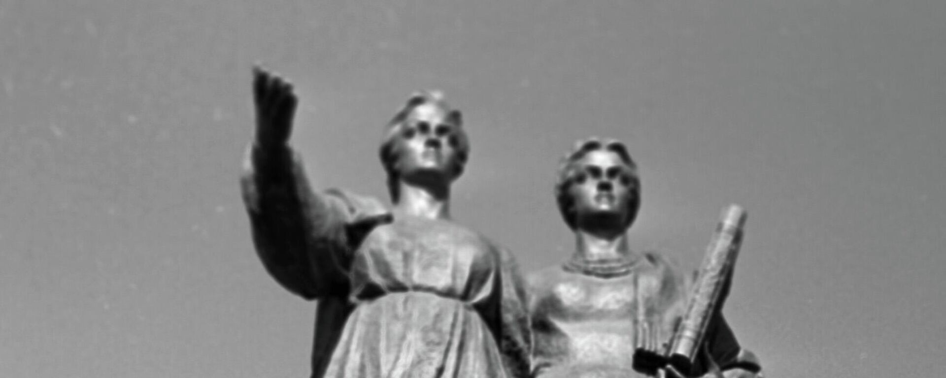 
Монумент, установленный в честь 300-летия воссоединения Украины с Россией в городе Переяслав-Хмельницком.
 - 俄羅斯衛星通訊社, 1920, 07.07.2022