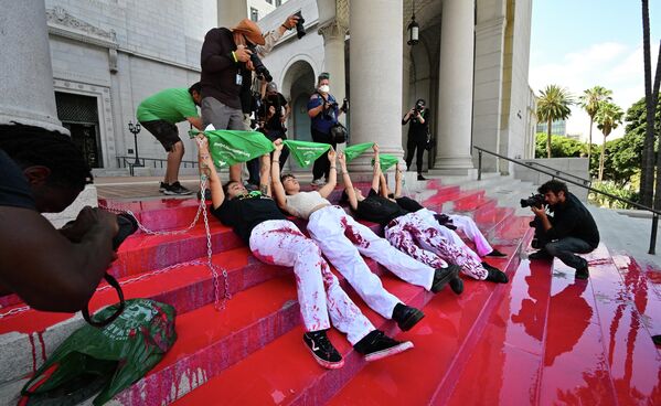 反对堕胎法案的抗议者们平躺在洛杉矶市政厅门前。 - 俄罗斯卫星通讯社