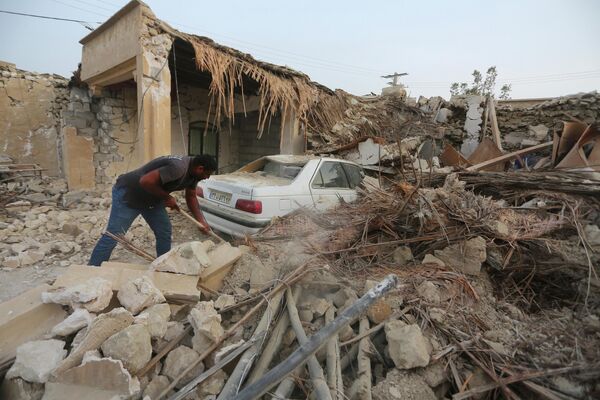 伊朗居民正在清理地震后的废墟。 - 俄罗斯卫星通讯社