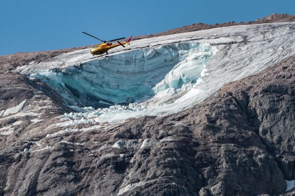 意大利救援直升机在马尔莫拉达山雪崩现场搜救。 - 俄罗斯卫星通讯社