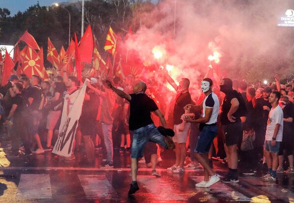 北马其顿民众在首都斯科普里市外交部前举行抗议示威活动。 - 俄罗斯卫星通讯社