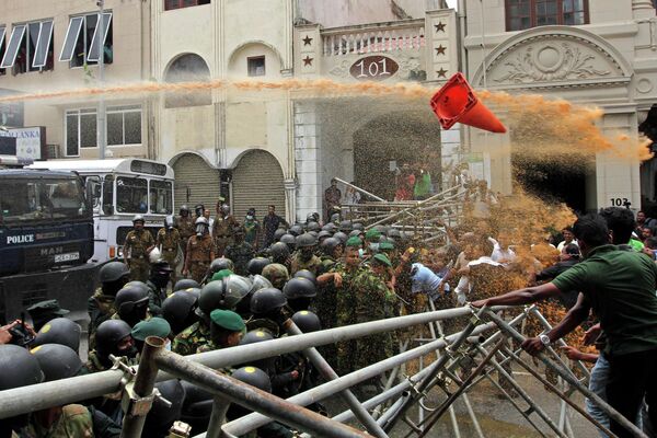 斯里兰卡警察使用水炮驱赶参加反政府游行的农户。 - 俄罗斯卫星通讯社