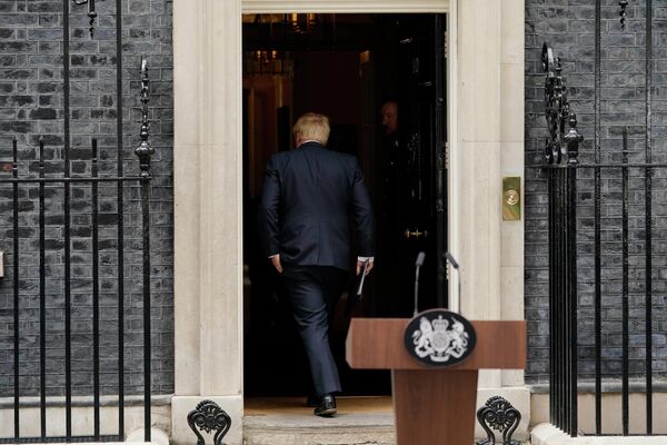 英国首相约翰逊宣布辞职后返回唐宁街10号住所。 - 俄罗斯卫星通讯社