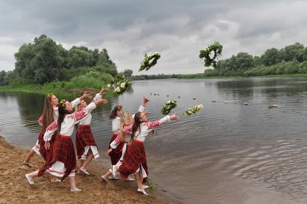 白俄罗斯少女向河中抛投花环庆祝伊万·库帕拉节。 - 俄罗斯卫星通讯社