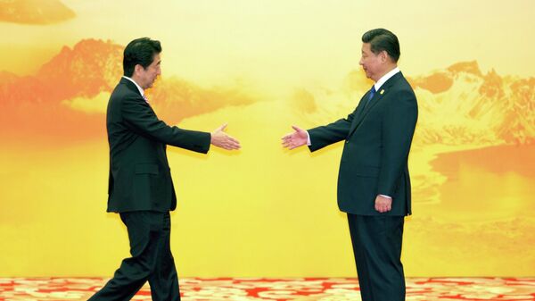 日本首相安倍晋三与中国国家主席习近平握手 - 俄罗斯卫星通讯社