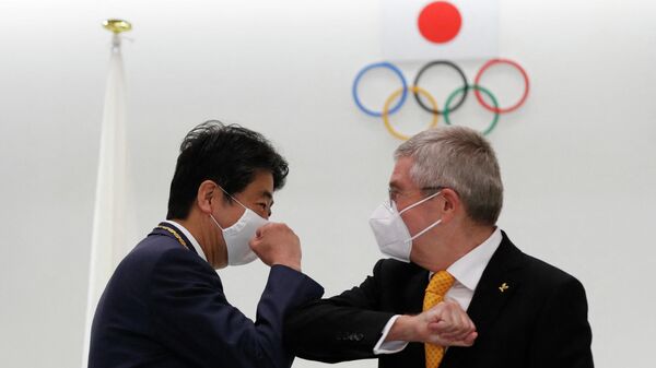 国际奥委会主席托马斯·巴赫 (右) 和日本前首相安倍晋三 资料图 - 俄罗斯卫星通讯社