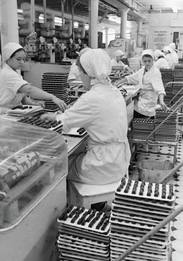 俄罗斯“红十月”甜品厂巧克力糖生产线。 - 俄罗斯卫星通讯社