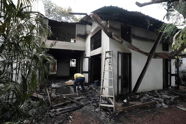 斯里蘭卡總理府部分建築遭火燒。 - 俄羅斯衛星通訊社