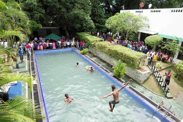 抗議者在斯里蘭卡科倫坡總統官邸的游泳池里游泳。 - 俄羅斯衛星通訊社