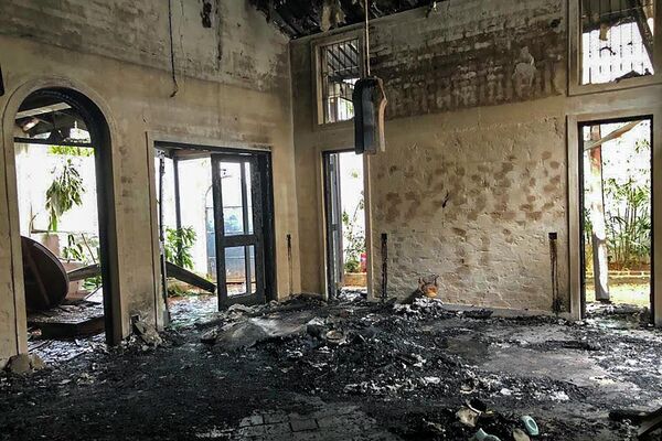 Debris are pictured inside the 斯里兰卡总理府内的民众。 - 俄罗斯卫星通讯社