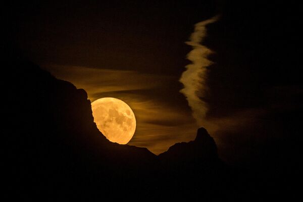 瑞士上空拍攝到的超級月亮。 - 俄羅斯衛星通訊社