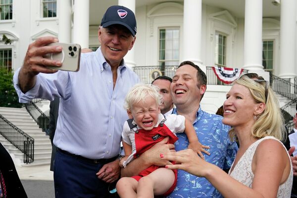 美国总统拜登在华盛顿举行的白宫国会野餐会时与客人合影。 - 俄罗斯卫星通讯社