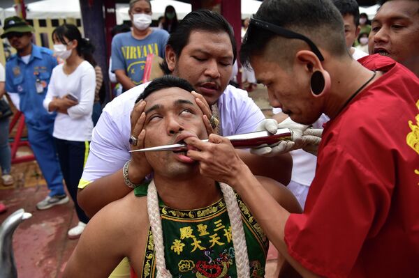 泰国Gow Lengchi寺庙举行钢针刺穿脸颊游行。 - 俄罗斯卫星通讯社