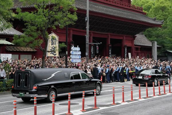 載有日本前首相安倍晉三遺體的汽車駛出東京的增上寺。 - 俄羅斯衛星通訊社