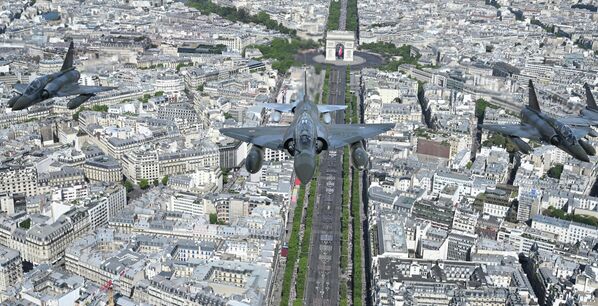 巴黎香榭麗捨大街舉行的巴士底日閱兵式上的幻影2000戰鬥機。 - 俄羅斯衛星通訊社