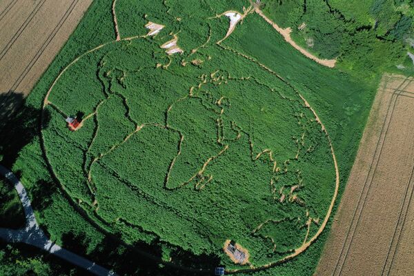 德国阿默湖畔乌廷，鸟瞰巴勃罗·毕加索在世界地图上描绘的和平鸽的形象。 - 俄罗斯卫星通讯社