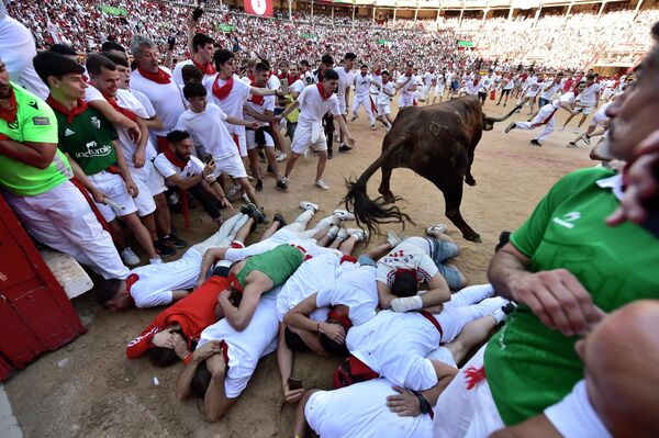 在西班牙北部潘普洛纳举行的圣费尔明节上，一头公牛跳过跑步者进入斗牛场。 - 俄罗斯卫星通讯社