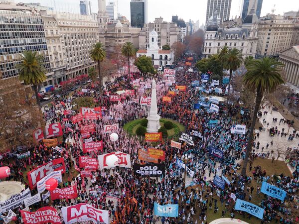 阿根廷布宜诺斯艾利斯，在通货加剧和经济不稳定的情况下，抗议者反对阿根廷与国际货币基金组织根据协议付款。 - 俄罗斯卫星通讯社