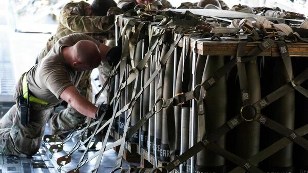 在美国空军基地装载弹药运往乌克兰 - 俄罗斯卫星通讯社