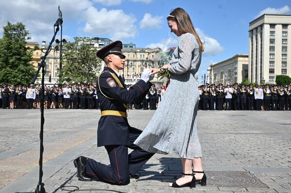 基科季俄聯邦內務部莫斯科大學在紅場舉行畢業典禮。圖為畢業生現場向心愛的姑娘求婚。 - 俄羅斯衛星通訊社