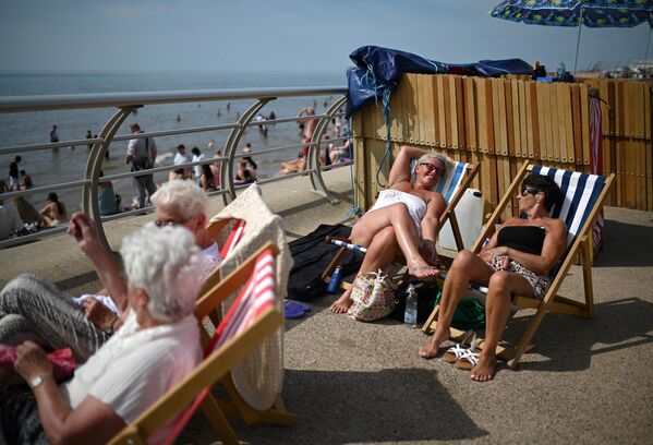 7月17日，遊客們在英格蘭西北部的布萊克浦享受日光浴和大海。英國氣象局於上週五發佈了紅色高溫預警，預計下周氣溫將達到創紀錄的 40 攝氏度。 - 俄羅斯衛星通訊社