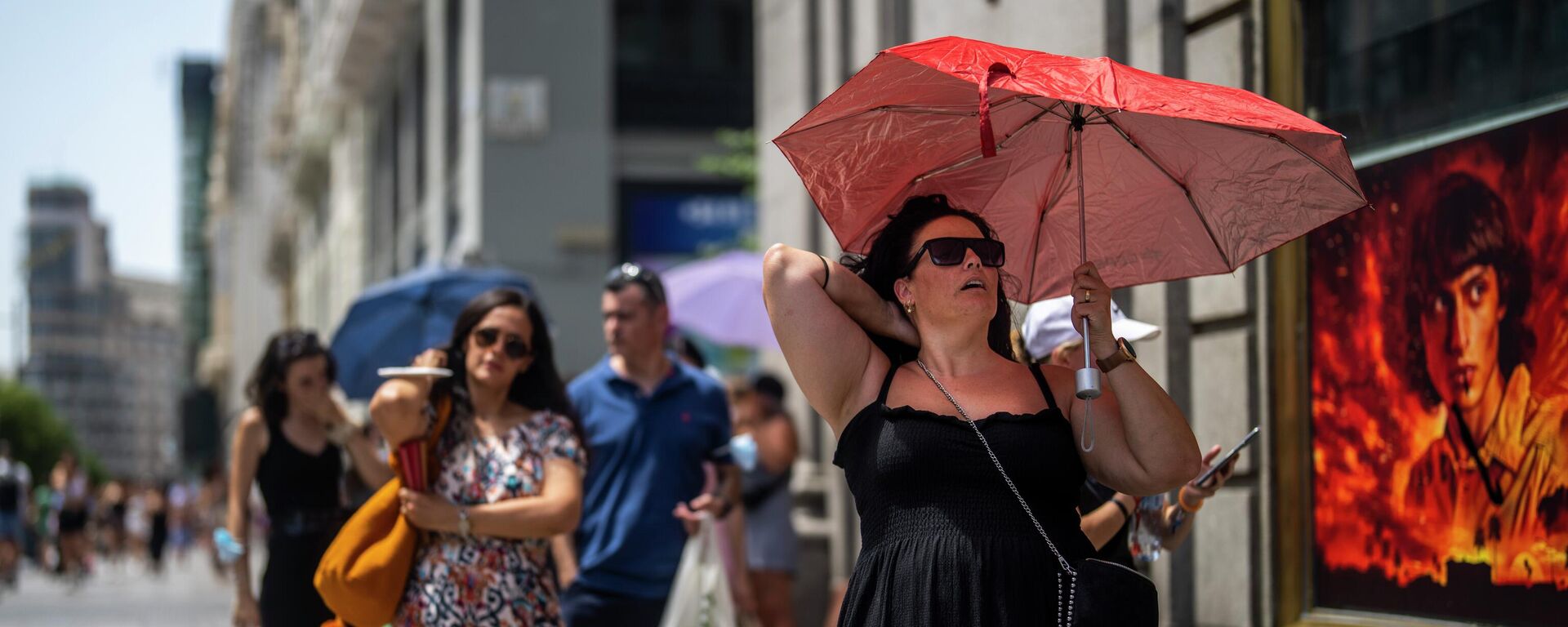 7月18日，西班牙马德里，一名女子撑着伞走在烈日下。 - 俄罗斯卫星通讯社, 1920, 19.07.2022