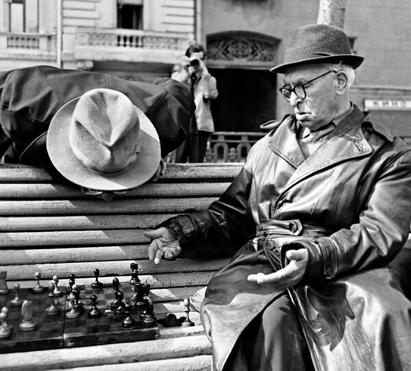 退休老人在公园的长椅上下象棋。（图片展APN-69） - 俄罗斯卫星通讯社
