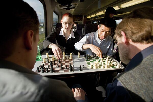 人們在美國的火車上下象棋。 - 俄羅斯衛星通訊社