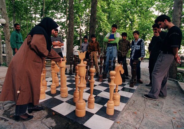人们在德黑兰街头下大象棋。 - 俄罗斯卫星通讯社