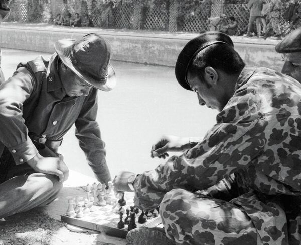阿富汗民主共和國，1979-1989年阿富汗戰爭，在阿富汗的蘇聯士兵抵達阿富汗空降部隊的駐地。蘇聯和阿富汗的軍人在下棋。 - 俄羅斯衛星通訊社