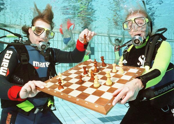 德国，人们在水里下象棋。 - 俄罗斯卫星通讯社